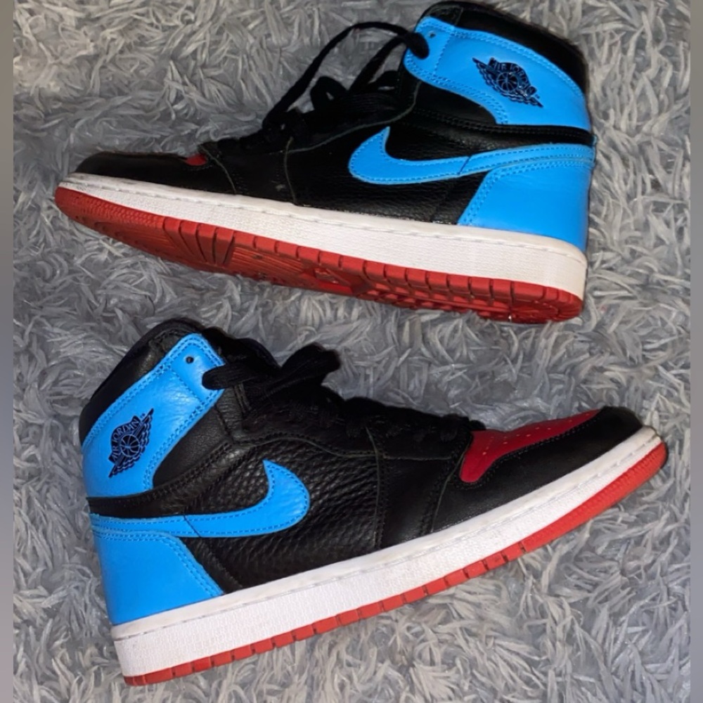 BLUE AND RED JORDAN 1